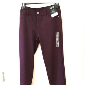 Vera Wang Slimming Pants.    NWT